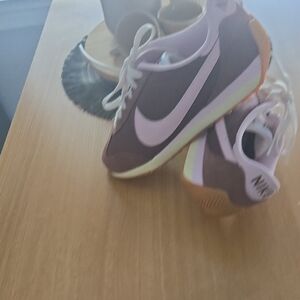 Nike Womens Retro Runner Sneakers in Mauve and Light Pink